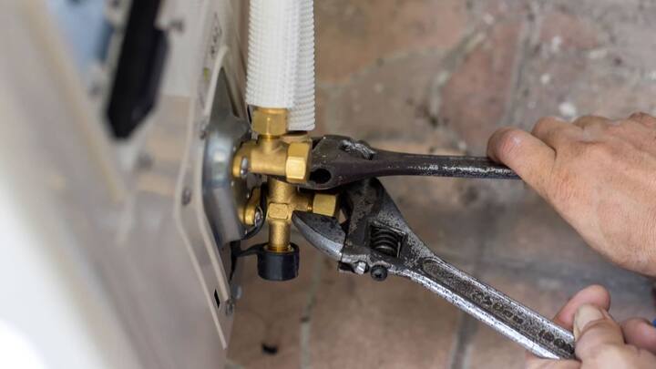 अगर आपकी एसी बहुत समय से बंद पड़ी है. तो बहुत मुमकिन है कि उसकी गैस लीक हो सकती. आप उसकी गैस चेक करें और कंप्रेसर चेक कर लें. इसके अलावा जब ऐसी चलाएं तो अपने रूम में वेंटीलेशन रखें ताकि ताजी हवा आती रहे आपको घुटन जैसी दिक्कत ना हो.