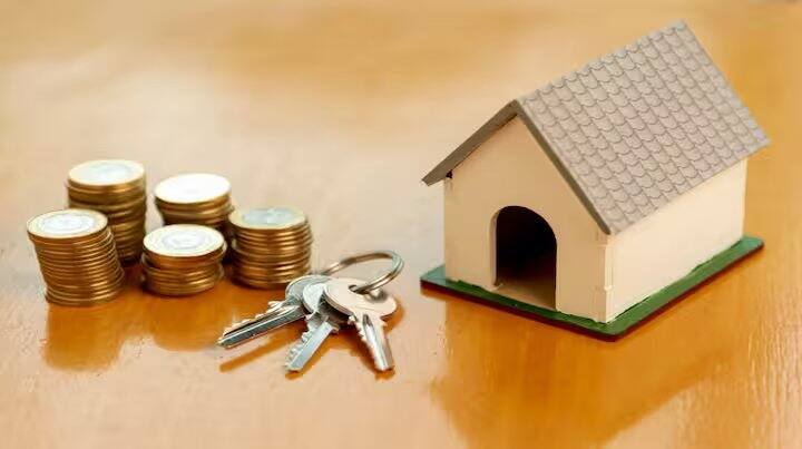 જ્યારે સ્ટેટ બેંક ઓફ ઈન્ડિયા (SBI) એ હોમ લોનના વ્યાજદરમાં ૦.૨૫ ટકાનો ઘટાડો કરીને નવો દર ૮.૨૫ ટકા કર્યો છે, જે ૧૫ ફેબ્રુઆરી ૨૦૨૫ થી અમલમાં આવી ગયો છે.