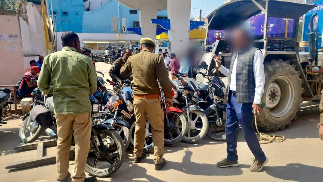 महाकुंभ के बाइकर्स गैंग पर पुलिस का शिकंजा, श्रद्धालुओं से वसूल रहे थे अधिक किराया Maha Kumbh 2025 UP Police Action on Bikers Gang on Charging more fare from the devotees ANN महाकुंभ के बाइकर्स गैंग पर पुलिस का शिकंजा, श्रद्धालुओं से वसूल रहे थे अधिक किराया