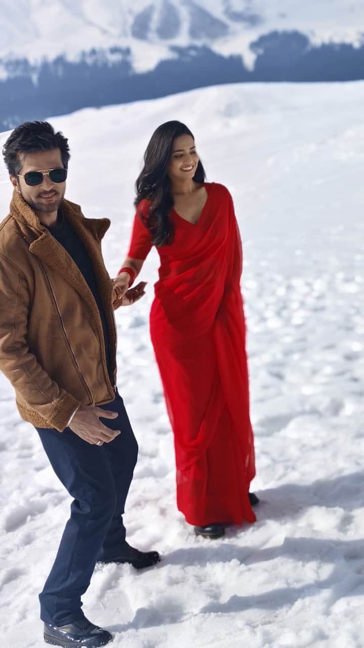 या शूटबाबत ‘वल्लरी विराजने’ म्हणजे लीलाने आपला अनुभव व्यक्त केला आहे. आम्ही काश्मीरला गेलो होतो. तिथे आम्ही ४ दिवस शूट केलं. आम्ही निसर्गमय बर्फाच्या चादर ओढलेल्या वेगवेगळ्या ठिकाणी शूटिंग केले.