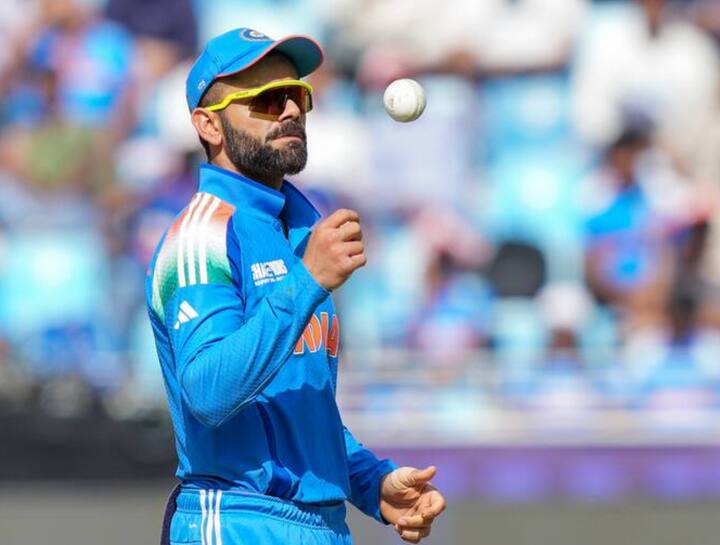 विराट कोहली ने चैंपियंस ट्रॉफी में पाकिस्तान के खिलाफ हुए मुकाबले में इतिहास रचा. इस मुकाबले में कोहली ने 2 कैच पकड़े. वह भारत के लिए सबसे ज्यादा कैच पकड़ने वाले खिलाड़ी बन गए हैं.