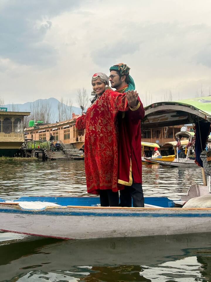 विशेष म्हणजे बर्फाळ प्रदेशात एजे लीलाला एकदम हटे प्रपोज करणार आहे. या सीनचे शूटिंग नुकतेच पार पडले. या शूटिंगचे समोर आलेले फोटो पाहून या दोघांमध्ये छान केमिस्ट्री रंगणार असल्याचा अंदाज लावला जातोय.