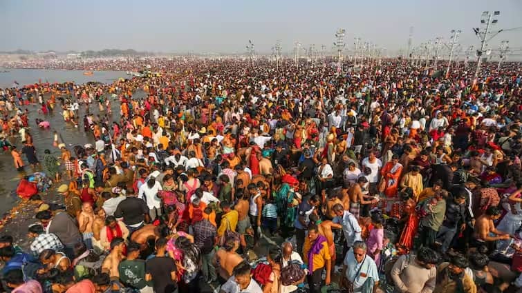 Mahakumbh 2025 Update large number devotees of crowd on sunday and sangam in prayagraj Maha Kumbh 2025: સંગમ ઘાટ પર ભીડભાડ, કુંભમાં ટોળે-ટોળા ઉમટ્યા, કલાકો પગપાળા ચાલીને પહોંચી રહ્યાં છે શ્રદ્ધાળુઓ