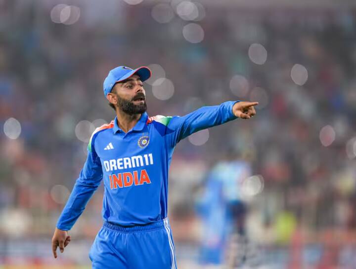 विराट कोहली ने 299 मैचों की 296 पारियों में 158 कैच पकड़े हैं. उन्होंने एक वनडे मैच में सबसे ज्यादा 3 कैच पकड़े हैं. कोहली के नाम वनडे क्रिकेट में और भी कई बड़े रिकॉर्ड हैं.