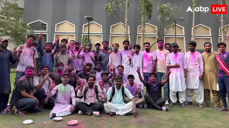 Holi In Pakistan: होली मनाना अपराध हो गया? पाकिस्तान में यूनिवर्सिटी के छात्रों पर FIR, भड़क गए पूर्व सांसद