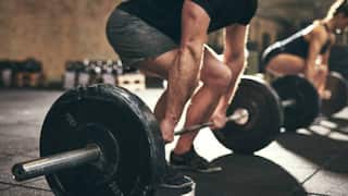 वेट लिफ्टिंग में जरा सी चूक बन सकती है मौत का कारण, एक्सपर्ट से जानें कहां होती हैं गलतियां