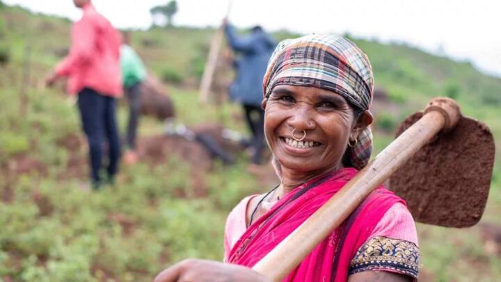 देश के 13 करोड़ से भी ज्यादा किसानों को सरकार की योजना का लाभ मिल चुका है. योजना की अब तक कुल 18 किस्तें जारी की जा चुकी हैं. अब योजना की 19वीं किस्त जारी की जाएगी. देश के करोड़ों किसानों को इस किस्त का इंतजार है.