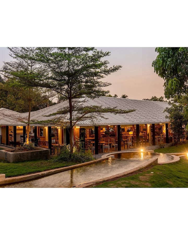 The view and interior of this hotel is very spectacular. This Saltt hotel built between the mountains does not seem less than a paradise. Therefore, the actress has booked it for her special day.