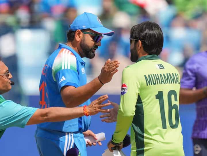 दुबई इंटरनेशनल क्रिकेट स्टेडियम में खेले जा रहे चैंपियंस ट्रॉफी के इस मैच में पाकिस्तान ने टॉस जीतकर पहले गेंदबाजी का फैसला किया. भारतीय गेंदबाजों ने शानदार प्रदर्शन कर पाकिस्तान को 241 रनों पर ऑल आउट किया. भारत के लिए कुलदीप यादव ने सबसे अधिक 3 विकेट चटकाए.