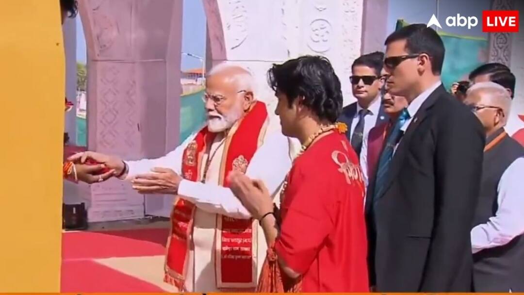 PM Modi at Bageshwar Dham: पीएम मोदी ने बागेश्वर धाम कैंसर हॉस्पिटल का शिलान्यास किया, बोले- कुछ नेता धर्म का मखौल उड़ाते हैं; धीरेंद्र शास्त्री को बताया 'छोटा भाई' PM Modi at Bageshwar Dham foundation stone of cancer hospital Dhirendra Krishna Shastri PM Modi at Bageshwar Dham: पीएम मोदी ने बागेश्वर धाम कैंसर हॉस्पिटल का शिलान्यास किया, बोले- कुछ नेता धर्म का मखौल उड़ाते हैं; धीरेंद्र शास्त्री को बताया 'छोटा भाई'