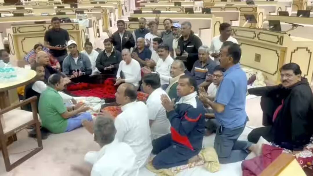 राजस्थान में कांग्रेस विधायकों का धरना तीसरे दिन भी जारी, सदन में भारत-पाक का मैच देखेंगे विधायक Rajasthan Congress MLA Protest Against BJP Minister comment on Indira Gandhi India Pak Match in Assembly ANN राजस्थान में कांग्रेस विधायकों का धरना तीसरे दिन भी जारी, सदन में भारत-पाक का मैच देखेंगे विधायक