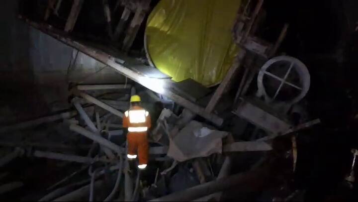 ఇంజినీర్లు, టెక్నికల్ స్టాఫ్, కార్మికులు కలిపి మొత్తం 8 మంది టన్నెల్ లోపల చిక్కుకుపోయారు. వీరిని కాపాడేందుకు SLBC టన్నెల్ లోపలికి వెళ్లిన NDRF టీమ్ 4 గంటల తరువాత టన్నెల్ నుంచి బయటకు వచ్చింది.