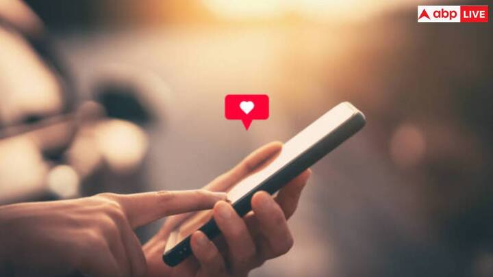 इमोजी-कोडेड: GenZ के लिए बहुत उबाऊ है. इमोजी-कोडेड टेक्स्ट के साथ बातचीत शुरू करने से आप सबसे अलग दिख सकते हैं. यह आपकी दिमाग को दर्शाने और संदेश को डिकोड करते समय उनकी बुद्धिमत्ता को मापने का एक शानदार तरीका होगा. यहां एक उदाहरण दिया गया है- क्या आपको 🍕 पर 🍍 पसंद है?