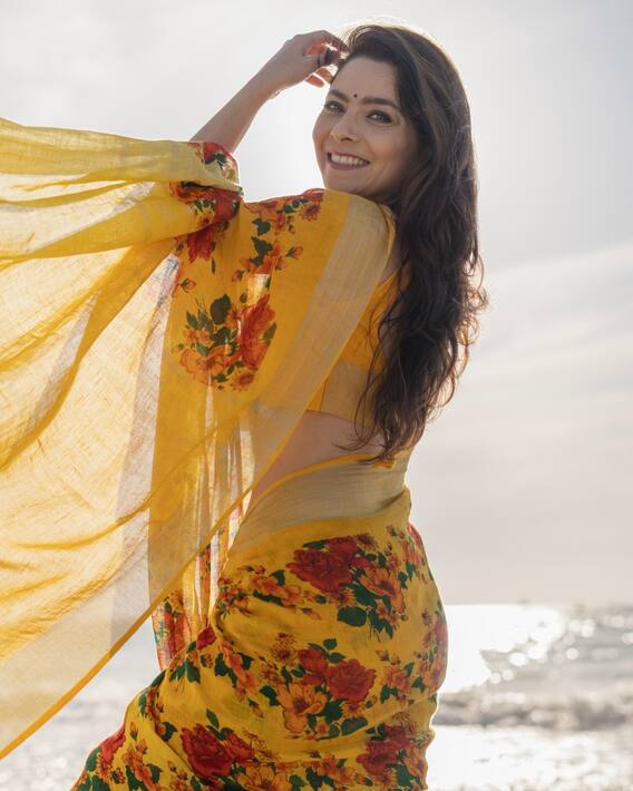 अप्सरेची फ्लोरल प्रिंटेड शिफॉन साडी...