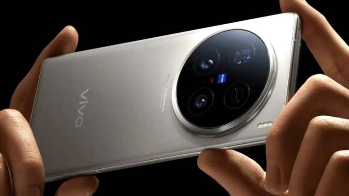 Vivo X200 Ultra: स्मार्टफोन निर्माता कंपनी वीवो जल्द ही अपना एक प्रीमियम फोन मार्केट में लॉन्च करने की तैयारी में है. दरअसल, Vivo X200 Ultra लॉन्च से पहले ही काफी सुर्खियों बटोर चुका है.