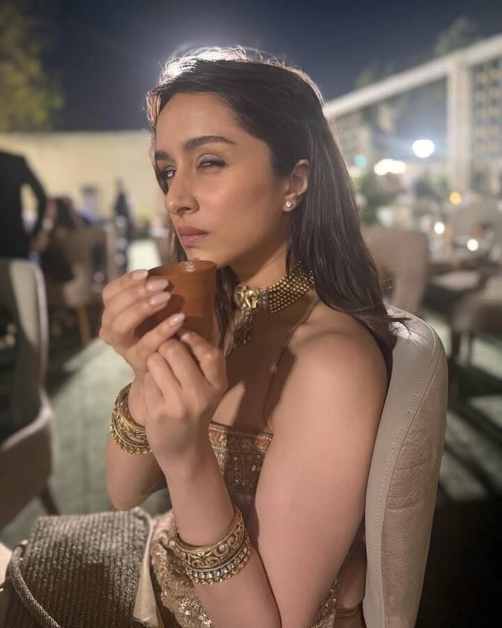 ఇటీవల శ్రద్ధా కపూర్ ఒక పెళ్లికి వెళ్లారు. అక్కడ పానీపూరి తినడంతో పాటు మట్టి కప్పులో ఛాయ్ తాగారు. (Image Courtesy: shraddhakapoor / Instagram)