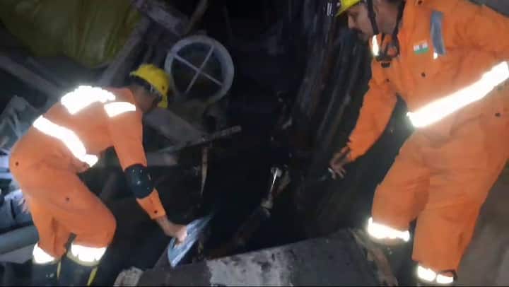 శ్రీశైలం ఎడమ గట్టు కాలువ టన్నెల్ మార్గంలో రెస్క్యూ ఆపరేషన్ కొనసాగుతోంది. ఆదివారం ఉదయం ఎన్టీఆర్ఎఫ్ సిబ్బంది 11 కిలోమీటర్ల వరకు లోకో ట్రైన్లో ప్రయాణించారు. అక్కడి నుంచి 14 కిలోమీటర్ల దూరం వరకు నడుచుకుంటూ వెళ్లారు.