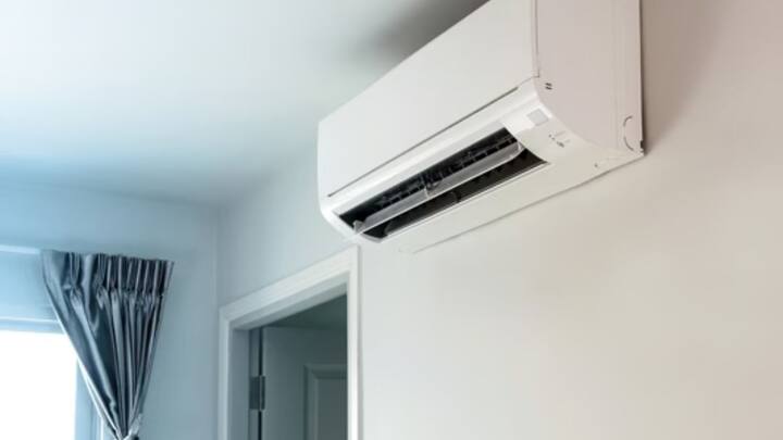 दरअसल सर्दियों के मौसम क चलते घरों मेंबहुत दिनों तक एसी और पंखे बंद रहते हैं. इसीलिए जब आप बहुत समय बाद एसी और पंखा चलाएं तो दोनों की अच्छे से सफाई जरूर कर लें. पंखे की ब्लडे पर काफी धूल जमी हो सकती है. जिससे एलर्जी और सांस लेने में समस्या हो सकती है.