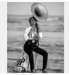 Guess Who: कभी बॉडी पर पेंट लगाकर किया फोटोशूट, कभी पिता संग लिपलॉक कर मचाया बवाल, पहचाना?