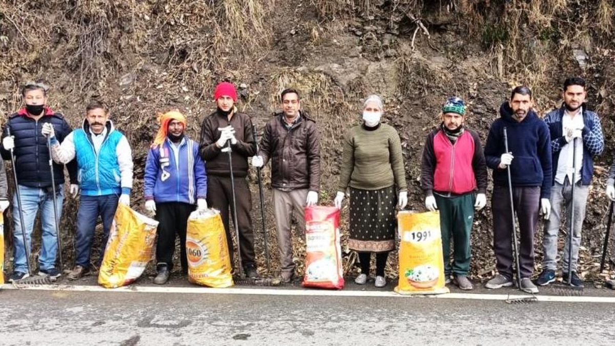 ढाई घंटे रोज, स्वच्छता की डोज! SDM शिमला ग्रामीण की अगुवाई में सड़क किनारे चल रहा सफाई अभियान