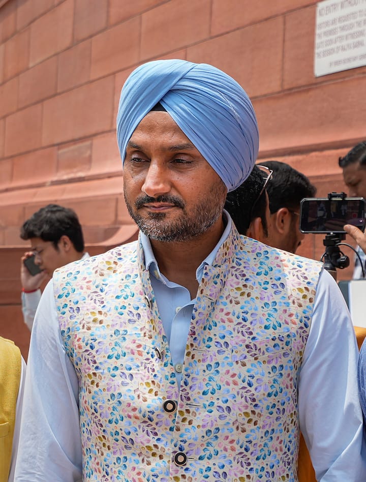 भारत-पाकिस्तान के बीच रविवार को मुकाबला खेला जाना है. इससे पहले पूर्व भारतीय खिलाड़ी हरभजन सिंह ने भविष्यवाणी की है कि विराट कोहली पाकिस्तान के खिलाफ शतक जड़ेंगे.