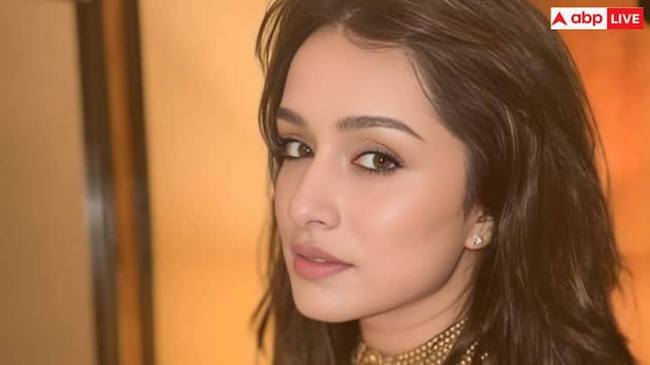 She did nude makeup with this dress. In which smokey eyes, winged eyeliner, kohl-rimmed eyes, well-defined eyebrows. The red cheeks included a bright highlighter and a nude lipstick shade.