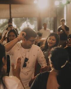 Prajakta Koli Wedding: प्राजक्ता कोली ने हाथों पर रचाई पिया के नाम की मेहंदी, मंगेतर ने किस कर लुटाया प्यार, देखें तस्वीरें