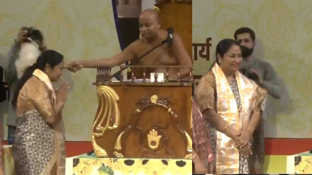 Delhi Chief Minister Rekha Gupta took part in the program of Jain community and took blessings of saints ann जैन समाज के कार्यक्रम में पहुंचीं सीएम रेखा गुप्ता, कहा- 'दिल्ली में हर धर्म और संस्कृति को...'