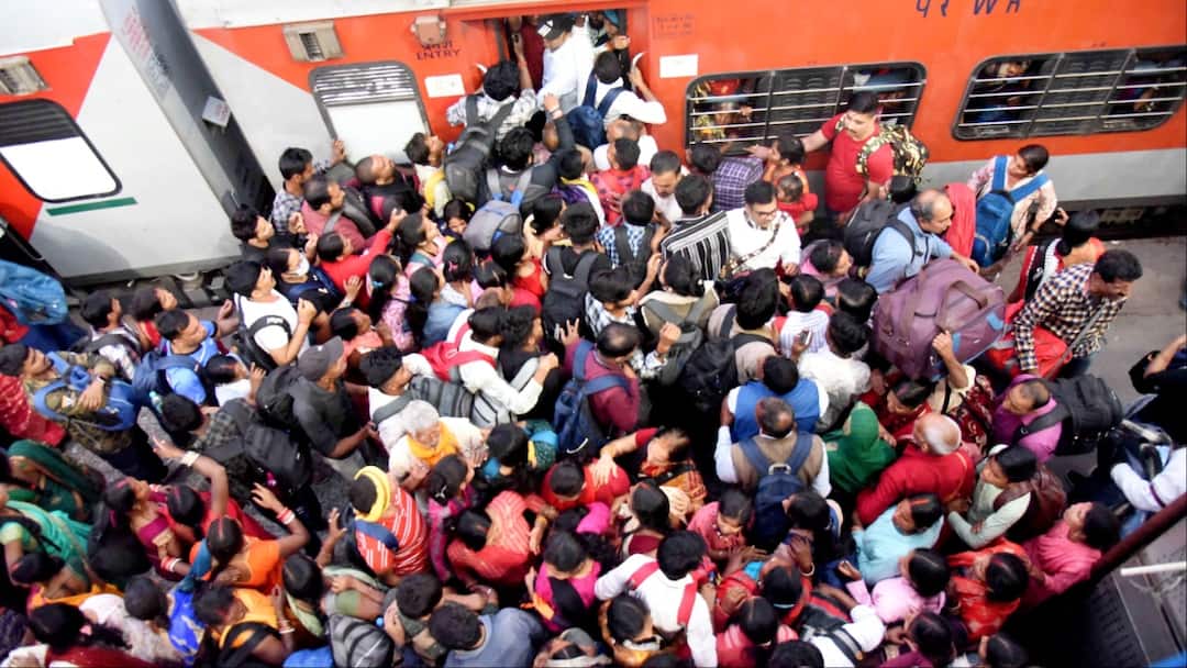 Huge Crowd of People Going to Mahakumbh Gathered at Ara Junction railway station ann आरा जंक्शन पर उमड़ी श्रद्धालुओं की भारी भीड़, ट्रेन की सीटें भी पड़ी कम, बोगी के गेट पर भी जमाया कब्जा