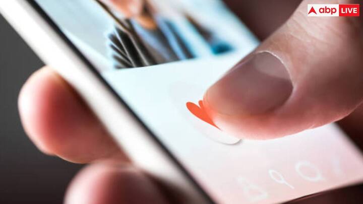 आप एक दूसरे को अच्छे-अच्छे GIF भेज सकते हैं. लंबे-लंबे मैसेज भेजने के बजाय आप डेटिंग एप के जरिए मैसेज भेज सकते हैं. ऐसे में आपका वक्त भी बचेगा और सामने वाले में इंटरेस्ट भी जगेगा.