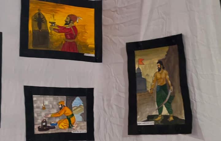 विद्यार्थ्यांनी चित्राच्या माध्यमातून छत्रपती शिवाजी महाराजांचा जीवन प्रवास उलगडला आहे. शिवाजी महाराजांच्या आयुष्यातील अनेक प्रसंग यामध्ये दाखवण्यात आले आहेत.