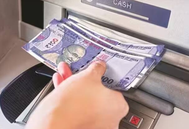 ਇੱਕ ਸਮਾਂ ਸੀ ਜਦੋਂ ਲੋਕਾਂ ਕੋਲ ਪੈਸੇ ਨਹੀਂ ਹੁੰਦੇ ਸਨ ਤਾਂ ਦੂਜਿਆਂ ਤੋਂ ਪੈਸੇ ਉਧਾਰ ਲੈਣੇ ਪੈਂਦੇ ਸਨ। ਪਰ ਹੁਣ ਮਾਹੌਲ ਬਦਲ ਗਿਆ ਹੈ। ਹੁਣ ਜੇਕਰ ਲੋਕਾਂ ਦੇ ਖਾਤਿਆਂ ਵਿੱਚ ਪੈਸੇ ਨਹੀਂ ਹੁੰਦੇ ਹਨ, ਤਾਂ ਦੂਜਿਆਂ ਤੋਂ ਮੰਗਣ ਦੀ ਲੋੜ ਨਹੀਂ ਹੁੰਦੀ ਹੈ। ਇਸ ਦੇ ਬਾਵਜੂਦ ਲੋਕ ਪੈਸੇ ਕਢਵਾ ਸਕਦੇ ਹਨ। ਜਦੋਂ ਖਾਤੇ ਵਿੱਚ ਪੈਸੇ ਨਹੀਂ ਹੁੰਦੇ ਤਾਂ ਲੋਕ ਕ੍ਰੈਡਿਟ ਕਾਰਡ ਦੀ ਵਰਤੋਂ ਕਰ ਸਕਦੇ ਹਨ। ਅੱਜ ਦੇ ਸਮੇਂ ਵਿੱਚ ਲਗਭਗ ਹਰ ਕਿਸੇ ਕੋਲ ਕ੍ਰੈਡਿਟ ਕਾਰਡ ਹੈ। ਕ੍ਰੈਡਿਟ ਕਾਰਡ ਦੀ ਮਦਦ ਨਾਲ ਤੁਸੀਂ ਖਰੀਦਦਾਰੀ ਕਰ ਸਕਦੇ ਹੋ ਭਾਵੇਂ ਤੁਹਾਡੇ ਖਾਤੇ ਵਿੱਚ ਪੈਸੇ ਨਾ ਹੋਣ। ਇਸ ਲਈ ਇਸ ਦੀ ਵਰਤੋਂ ਕਰਕੇ ਤੁਸੀਂ ਨਕਦੀ ਵੀ ਕਢਵਾ ਸਕਦੇ ਹੋ।