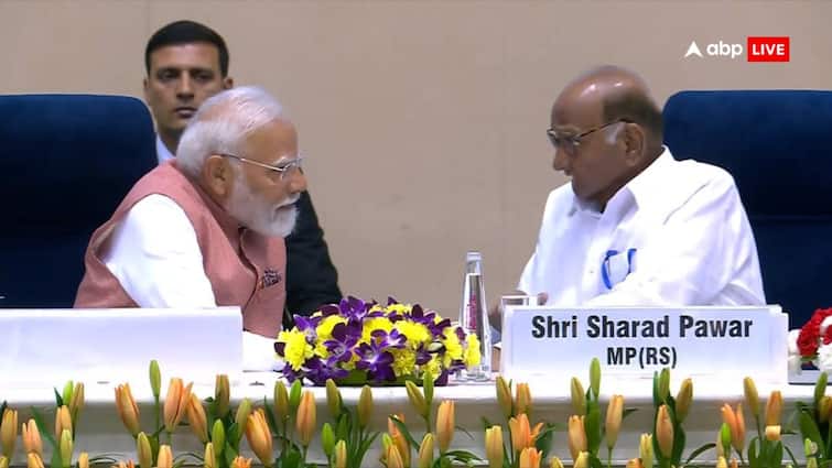 Sharad Pawar reaction on Sharing stage with PM Modi in recent event ANN Sharad Pawar News: पीएम मोदी के पानी देने वाले वीडियो पर शरद पवार बोले, 'उन्होंने भटकती आत्मा...'