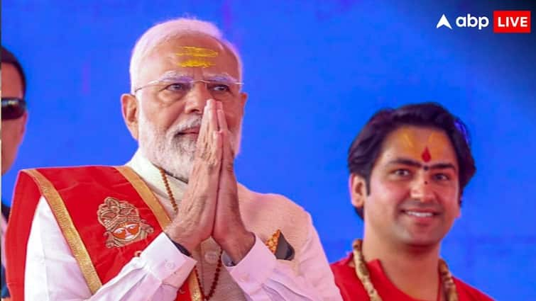 PM Modi at Bageshwar Dham: 'मन में चल रहा है ब्याह हो जाए', धीरेंद्र शास्त्री के सामने बागेश्वर धाम में पीएम मोदी ने खोल दी किसकी पर्ची?