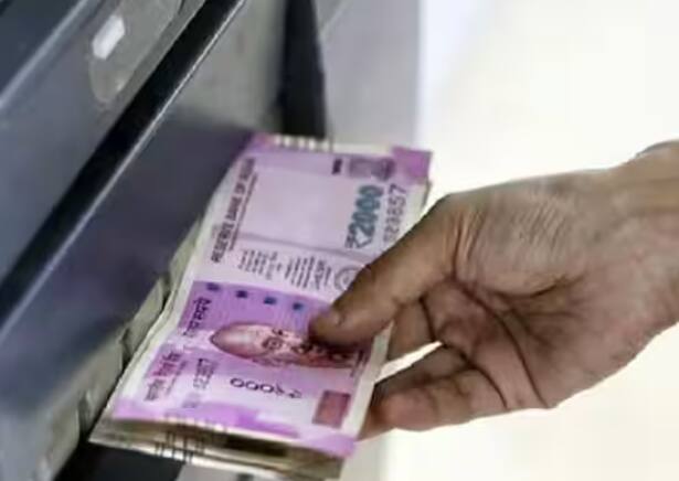 ਪਰ ਕ੍ਰੈਡਿਟ ਕਾਰਡ ਤੋਂ ਨਕਦੀ ਕਢਵਾਉਣ ਤੋਂ ਪਹਿਲਾਂ ਤੁਹਾਨੂੰ ਇਸਦੇ ਨਿਯਮਾਂ ਬਾਰੇ ਪਤਾ ਹੋਣਾ ਚਾਹੀਦਾ ਹੈ। ਨਹੀਂ ਤਾਂ, ਨਕਦੀ ਕਢਵਾਉਣ ਵੇਲੇ ਤੁਹਾਨੂੰ ਬਹੁਤ ਵੱਡਾ ਨੁਕਸਾਨ ਹੋਵੇਗਾ। ਆਓ ਤੁਹਾਨੂੰ ਦੱਸਦੇ ਹਾਂ ਕਿ ਕਿਹੜੀਆਂ ਗੱਲਾਂ ਦਾ ਧਿਆਨ ਰੱਖਣਾ ਚਾਹੀਦਾ ਹੈ।