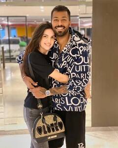 Hardik Pandya: नताशा नसली म्हणून काय झालं, ती आली; फ्लाईंग किसही देऊन गेली, हार्दिक पांड्याची कथित गर्लफ्रेंड चमकली!