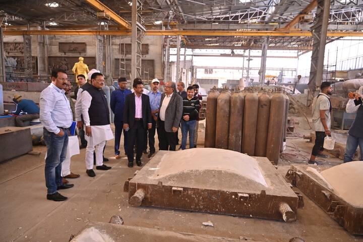 मंत्री संजय शिरसाट यांनी दिली प्रसिद्ध शिल्पकार राम सुतार यांच्या गाझियाबादमधील कार्यशाळेस भेट, डॉक्टर बाबासाहेब आंबेडकर यांच्या पुतळ्याच्या कामाची केली पाहणी