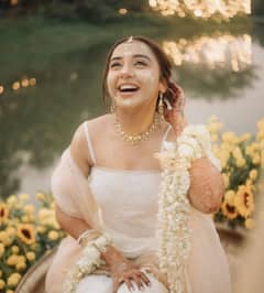 Prajakta Koli Haldi: व्हाइट गरारा, हाथों में फूलों के कलीरे... हल्दी सेरेमनी में प्राजक्ता कोली का यूनिक लुक, देखें तस्वीरें