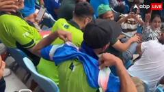 टीम की कुटाई से नाराज हुआ पाकिस्तानी फैन, भरे स्टेडियम में पहन ली टीम इंडिया की जर्सी; खूब वायरल हो रहा वीडियो