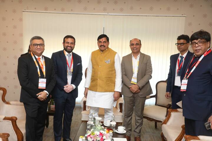 ग्लोबल इन्वेस्टर्स समिट के दौरान मुख्यमंत्री मोहन यादव ने अरविंद ग्रुप के वाइस प्रेसिडेंट अरविंद डी त्रिवेदी और ग्रुप हेड डॉ. परम शाह से प्रदेश में निवेश को लेकर चर्चा की.