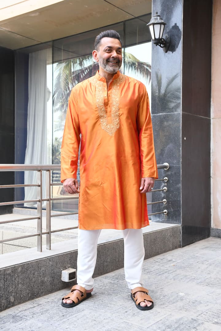 बॉबी देओल भी इस दौरान देसी लुक में नजर आए. उन्होंने ऑरेंज कलर का कुर्ता पहना था जिसमें वे हैंडसम लग रहे थे.