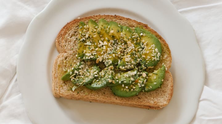 1. Avocado Toast: Avocado Toast is rich healthy in fats and supports brain function. The creamy avocado provides essential nutrients and the whole grain bread offers fibre that keeps you full and focused during the long study sessions. (Image Source: Canva)