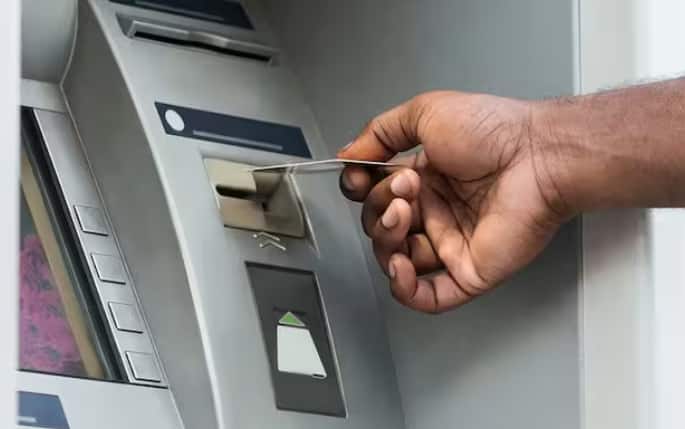 ਇਸ ਤੋਂ ਇਲਾਵਾ ਤੁਹਾਨੂੰ ਕ੍ਰੈਡਿਟ ਕਾਰਡ ਤੋਂ ਨਕਦੀ ਕਢਵਾਉਣ 'ਤੇ ਨਕਦ ਐਡਵਾਂਸ ਫੀਸ ਵੀ ਦੇਣੀ ਪਵੇਗੀ। ਜੋ ਕਿ 2.5% ਤੋਂ 3.5% ਤੱਕ ਹੋ ਸਕਦਾ ਹੈ। ਯਾਨੀ, ਜੇਕਰ ਤੁਸੀਂ 10,000 ਰੁਪਏ ਕਢਵਾਉਂਦੇ ਹੋ। ਇਸ ਲਈ ਤੁਹਾਨੂੰ 250-350 ਰੁਪਏ ਦੇਣੇ ਪੈ ਸਕਦੇ ਹਨ।