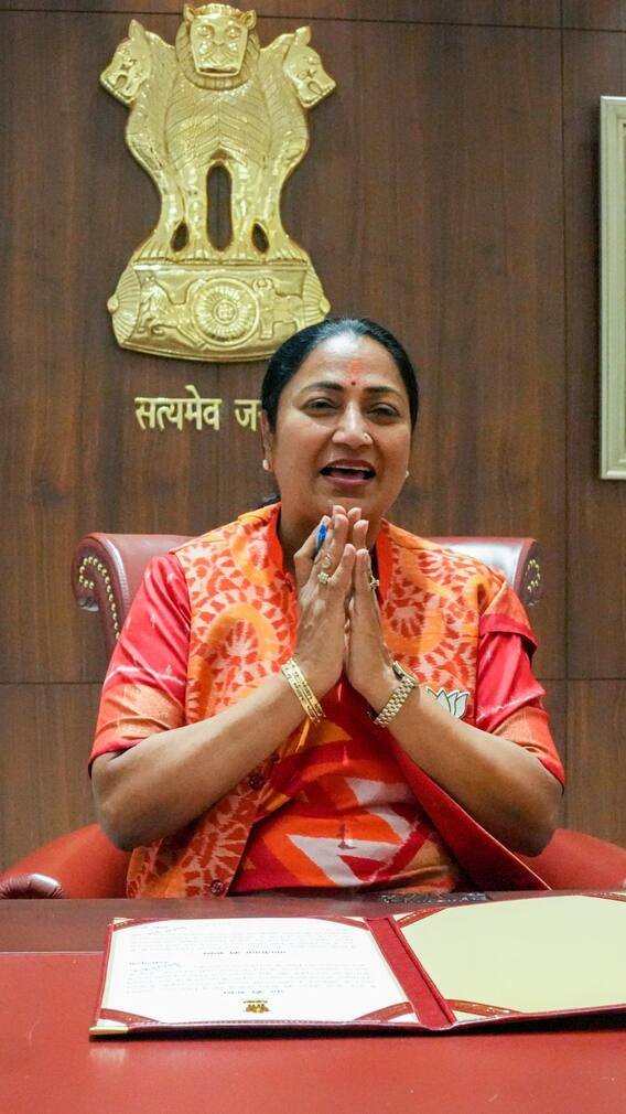 CM रेखा गुप्ता के दफ्तर में अब किसकी तस्वीर लगाई गई?