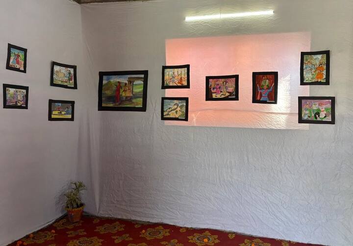 छत्रपती शिवाजी महाराज यांच्या जयंतीनिमित्त आयोजीत केलेल्या कार्यक्रमानिमित्त या  शिवचरित्र चित्र प्रदर्शनाचे उद्घाटन करण्यात आले होते.