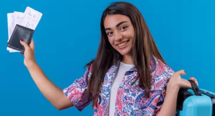 રશિયા સાથેના યુદ્ધ પછી યુક્રેને હવે 45 દેશોના નાગરિકો માટે ઇલેક્ટ્રોનિક વીઝા (ઈ-વીઝા) ફરી શરૂ કરી દીધો છે. યુક્રેન ફરીથી પોતાના દેશની અર્થવ્યવસ્થાને વેગ આપવાનો પ્રયાસ કરી રહ્યું છે.