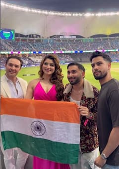 आधी सोबत डान्स, नंतर गाणं संपताच केलं किस, ऑरीच्या कृत्यानंतर उर्वशी रौतेला झाली चकित;  स्टेडियममधील व्हिडीओ व्हायरल!