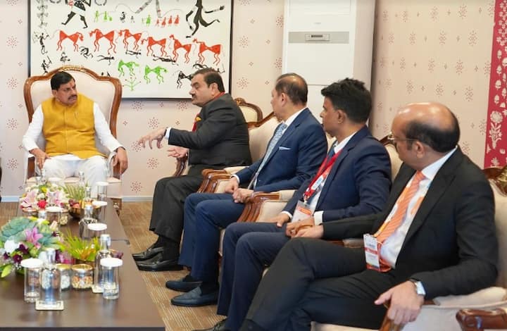 गौतम अडानी ने ग्लोबल इन्वेस्टर्स समिट में कहा कि अडानी ग्रुप एक ग्रीनफील्ड स्मार्ट सिटी, एक एयरपोर्ट प्रोजेक्ट और एक कोल-गैसीफिकेशन प्रोजेक्ट के लिए राज्य सरकार के साथ चर्चा कर रहा है, जिसमें 1,00,000 करोड़ रुपये का अतिरिक्त निवेश किया जाएगा.