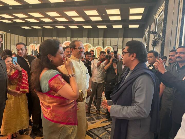 राज ठाकरे आणि उद्धव ठाकरे यांच्यात वार्तालाप सुरु असताना काहीतरी विनोद झाला असावा. त्यामुळे रश्मी ठाकरे या हसताना दिसत आहेत.