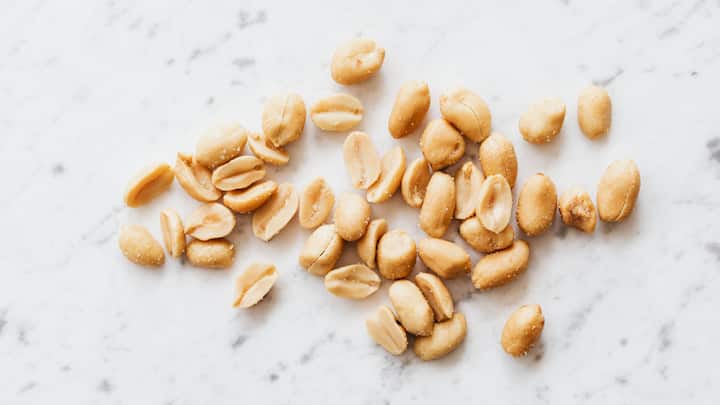 5. Salted Peanuts: Peanuts are a great source of proteins and healthy fats. They provide sustainable energy and improve focus. Their rich vitamin B content supports brain function, making them an ideal snack for exam preparation. (Image Source: Canva)